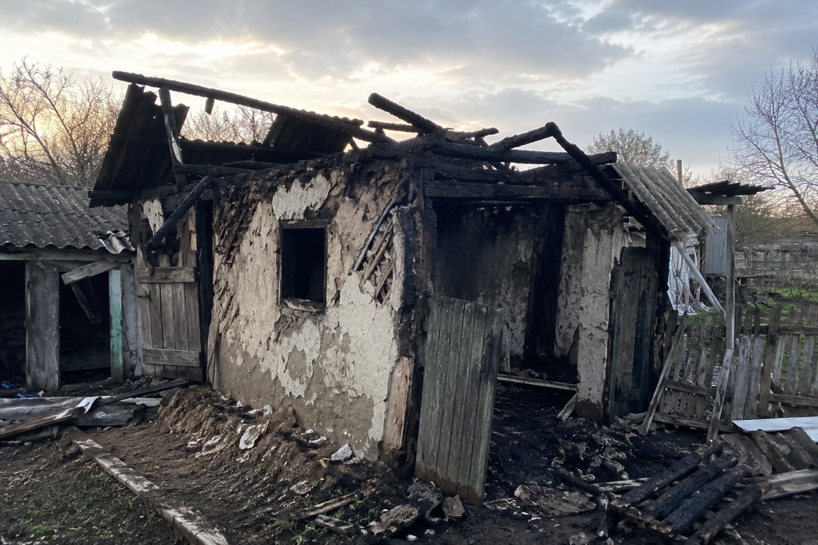 Житловий будинок із серйозними пошкодженнями після руйнувань. Фото ілюструє об'єкт, який може підпадати під програму компенсації за пошкоджене житло.